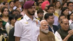 कौन हैं कश्मीर में आतंकियों से लोहा लेने वाले लेफ्टिनेंट कमांडर सूरज पराशर, राष्ट्रपति ने शौर्य चक्र से किया सम्मानित
