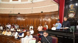 TMC का एक गुट अंदर एक बाहर… बंगाल विधानसभा में दिखी अजब तस्वीर; सीएम शुभेंदु ने ली मौज
