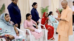 जनता दर्शन में पहुंची बुजुर्ग मां और बेटी की फरियाद सुन भावुक हुए सीएम योगी, बीटेक में दाखिले का दिया आश्वासन