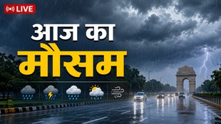बारिश के बीच सड़क पर चलती गाड़ियां, घने काले बादल और मानसूनी मौसम को दर्शाता "आज का मौसम LIVE" फीचर इमेज।
