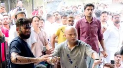‘नीला मेरा पसंदीदा रंग है’, अभिजीत दीपके पर महिला ने फेंकी स्याही, प्रदर्शनकारियों ने पकड़ा