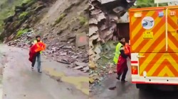 असली हीरो: हिमाचल में भूस्खलन से गिरने लगे पत्थर, बच्चे को सीने से चिपकाए दौड़ा एम्बुलेंस कर्मचारी, अपने जान की लगाई बाजी, देखें वीडियो
