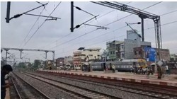 बिहार में बेखौफ चोर: काट डाली रेलवे की 25000 वोल्ट वाली तार, 3 घंटे तक ठप रहा ट्रैक