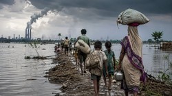 जलवायु परिवर्तन का बढ़ता संकट: जब मौसम छीनने लगे घर और पहचान | विचार