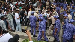 ढोल की थाप, हल्की बारिश और ‘जय भीम’ की गूंज… कॉकरोच जनता पार्टी के संसद मार्च में जुटे लोग