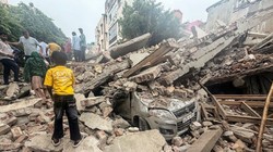 दिल्ली: रोहिणी में गिरी तीन मंजिला निर्माणाधीन इमारत, मलबे में कई लोगों के दबे होने की आशंका