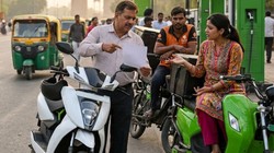 EV Subsidy in Delhi: नई सब्सिडी की घोषणा, पुराने लाभार्थी अब भी परेशान, क्या सरकार बताएगी टाइमलाइन