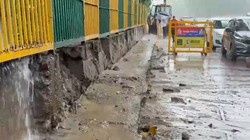 दिल्ली-एनसीआर में आफत बनी 2 घंटे की मूसलाधार बारिश, नोएडा सेक्टर 16 मेट्रो स्टेशन के नीचे डिवाइडर ढहा