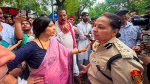 जंतर-मंतर पर कुछ इस तरह पुलिस से भिड़ती नजर आईं डिंपल यादव, वायरल हुईं ये तस्वीरें