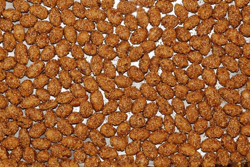 Flavoured roasted nuts