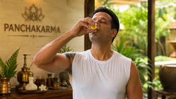 रोज सुबह 150 ml घी पीते हैं रोहित रॉय, क्या हर किसी के लिए सुरक्षित है पंचकर्म का स्नेहपान