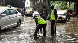 ‘कहीं भी गड्ढा मत छोड़ो’, साकीनाका में खुले मैनहोल में गिरे मृतक असलम शेख की पत्नी बोली- कुछ करो जिससे किसी की भी जान न जाए