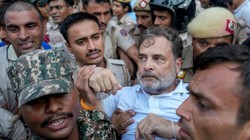 राहुल-अखिलेश को हिरासत में लेने का विरोध, यूपी में सड़क पर उतरे सपा-कांग्रेस के कार्यकर्ता