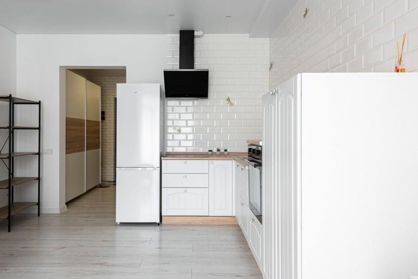 Refrigerator airflow clearance