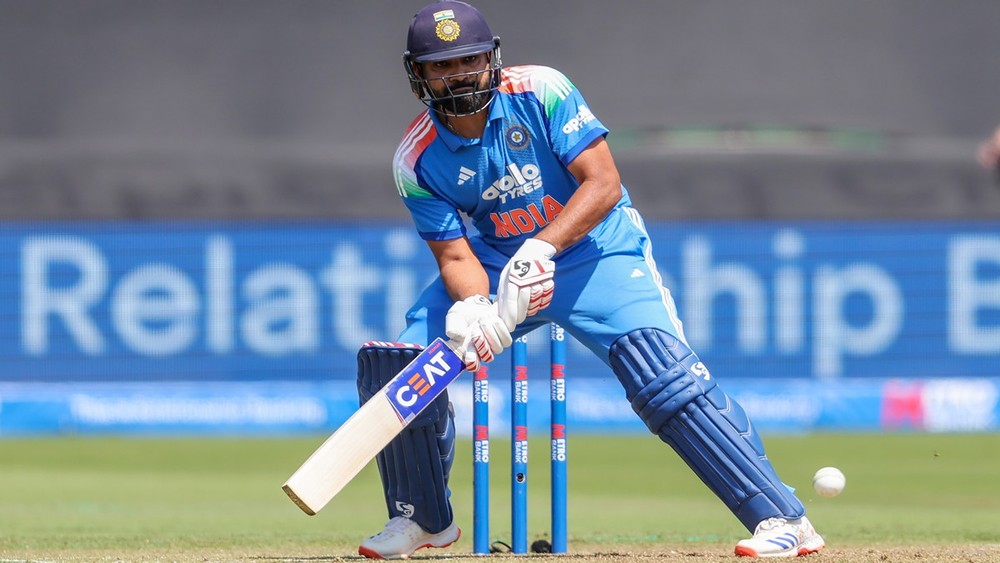 इंग्लैंड के खिलाफ कार्डिफ में बल्लेबाजी के दौरान रोहित शर्मा (फोटो सोर्स- IANS)