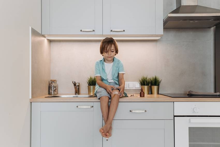 Signs of injury on the child or repeated loss of belongings