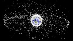 15 हजार से ज्यादा Satellites के बीच बढ़ रहा अंतरिक्ष कचरा, पृथ्वी पर नया संकट | संपादकीय