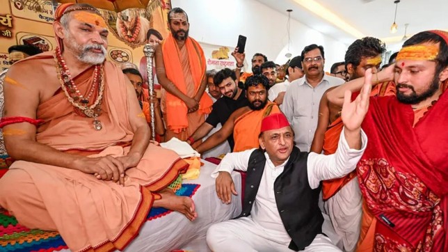 Akhilesh Yadav Samajwadi Party, Akhilesh Yadav SP Soft Hindutva, Akhilesh Yadav Soft Hindutva, Akhilesh Yadav Ram Mandir Donation Controversy, Samajwadi Party Ram Mandir Offering Controversy, Swami Avimukteshwaranand Shankaracharya Akhilesh Yadav, Akhilesh Yadav hindu Politics,