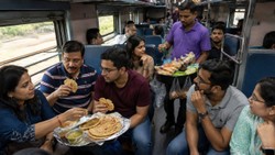 ट्रेन से सफर में डायबिटीज के मरीज साथ रखें ये 4 स्नैक्स, ब्लड शुगर कंट्रोल रखने में मिलेगी मदद