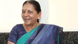 IAS बनने से पहले अच्छी मां बनो और खाना बनाना सीख लो, यूपी की राज्यपाल आनंदीबेन पटेल की नसीहत चर्चा में