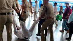 आगरा कैंट रेलवे स्टेशन पर डिप्टी स्टेशन सुपरिटेडेंट से झड़प, वीडियो वायरल होने के बाद RPF जवान सस्पेंड