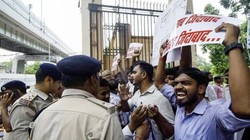 जंतर-मंतर के बाद बिहार के तीन जिलों में पत्थरबाजी और लाठीचार्ज, पुलिस ने वाटर कैनन का भी किया इस्तेमाल
