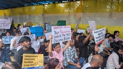 ‘हमारी मैडम ने एक दिन की छुट्टी दी थी’, जंतर-मंतर पर बैठे छात्रों के समर्थन में गुवाहाटी में प्रदर्शन