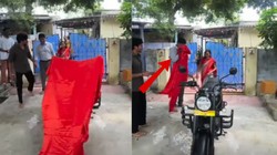 एक पिता के लिए इससे बढ़कर क्या होगा! 50वें जन्मदिन पर बेटी ने गिफ्ट की बुलेट बाइक, निशब्द होकर भावुक हो गए पापा
