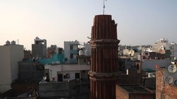 हस्तसाल मीनार याद रही पर बारादरी को भूली दिल्ली सरकार, अतिक्रमण से धूमिल हो रही है सुंदरता