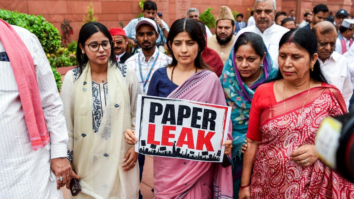 डिंपल यादव समेत कई सपा सांसद हिरासत में, अखिलेश यादव ने जताया विरोध