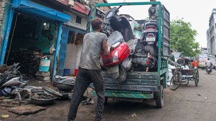 Delhi EV Policy 2026, Delhi petrol bike ban, Petrol bike ban Delhi, Delhi EV Policy 2026 Karol Bagh mechanics, Delhi bike mechanics EV policy impact, Electric vehicle policy Delhi, Delhi EV news, Delhi Two wheeler EV policy