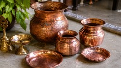 सावन से पहले चमका लें तांबे-पीतल के बर्तन, जानिए मिनटों में साफ करने के आसान तरीके