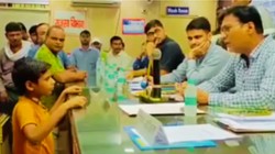 DM के आदेश पर बेकाक अंदाज वाले बच्चे के घर पहुंची पुलिस, सामने आई अलग कहानी- मां ने कहा बकैती करता है पढ़ता नहीं है
