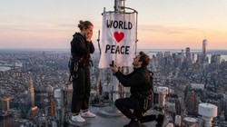 New York Proposal: न्यूयॉर्क में 1454 फीट ऊंचाई पर जोड़े ने किया प्यार का इजहार! प्रपोजल के इस तरीके के पीछे क्या है मनोवैज्ञानिक कारण, डॉक्टर से जानिए