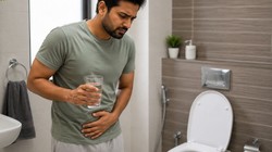 Water Intake vs Urine Output: 8-10 गिलास पानी पीने के बावजूद कम आता है पेशाब? यूरोलोजिस्ट से जानिए दिन में कितना पेशाब आना सही है