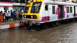 Mumbai Rain: बारिश ने बिगाड़ी मुंबई की रफ्तार, ट्रैक पर जलभराव, रेलवे ने रद्द की कई ट्रेनें, देखें लिस्ट