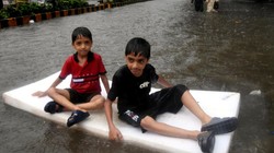 मुंबई में बारिश के कारण जनजीवन अस्त-व्यस्त, कई सड़कें बंद, ट्रेन-मेट्रो सेवाएं प्रभावित; मौसम विभाग ने जारी किया रेड अलर्ट