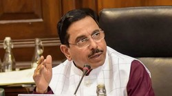 धर्मेंद्र प्रधान के इस्तीफे के बाद बीजेपी ने प्रह्लाद जोशी को क्यों दी शिक्षा मंत्रालय की जिम्मेदारी?