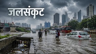 काले बादलों के बीच भारी बारिश के बाद पानी में डूबी शहरी सड़क, जलमग्न वाहन, पैदल चलते लोग और अवरुद्ध नाला—भारतीय शहरों में मानसून के दौरान जलभराव की स्थिति को दर्शाता सांकेतिक दृश्य।