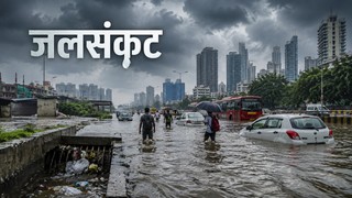 काले बादलों के बीच भारी बारिश के बाद पानी में डूबी शहरी सड़क, जलमग्न वाहन, पैदल चलते लोग और अवरुद्ध नाला—भारतीय शहरों में मानसून के दौरान जलभराव की स्थिति को दर्शाता सांकेतिक दृश्य।