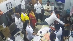 ‘चुनाव जीतने के बाद आप लोगों के सिर पर फाइलें और कुर्सियां ​​फेंकते हैं?’ नेता को हाई कोर्ट ने खूब लताड़ा