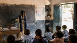 चिंताजनक: देश भर के एक लाख से अधिक स्कूलों में केवल एक ही शिक्षक
