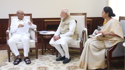 पीएम मोदी से मिले शरद पवार और सुप्रिया सुले, एक दिन पहले अभिजीत दीपके से की थी मुलाकात