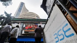 शेयर बाजार में कमजोर शुरुआत, कच्चे तेल की कीमतों में उछाल से Sensex 500 अंक लुढ़का, निफ्टी 24000 के करीब