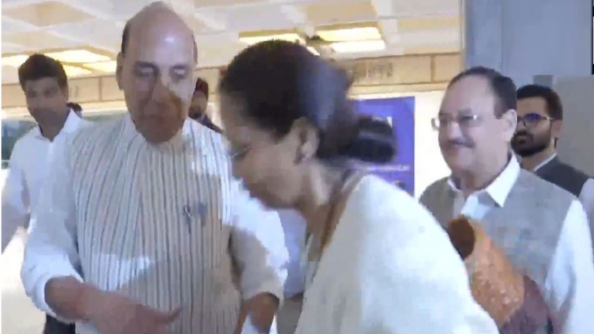 सुप्रिया सुले ने राजनाथ सिंह के छुए पैर, सर्वदलीय बैठक के बाद सामने आया VIDEO
