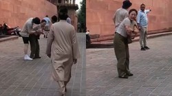 ताजमहल देखने आई विदेशी महिला पर बंदर ने किया हमला, वीडियो की सोशल मीडिया पर क्यों हो रही चर्चा, यह है वजह
