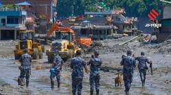 नेपाल-तिब्बत में तबाही का सैलाब: कहीं संपर्क टूटा तो कहीं थमी जिंदगी, पूर्व DRDO चीफ भी फंसे, भारतीयों की तलाश में जुटी रेस्क्यू टीमें