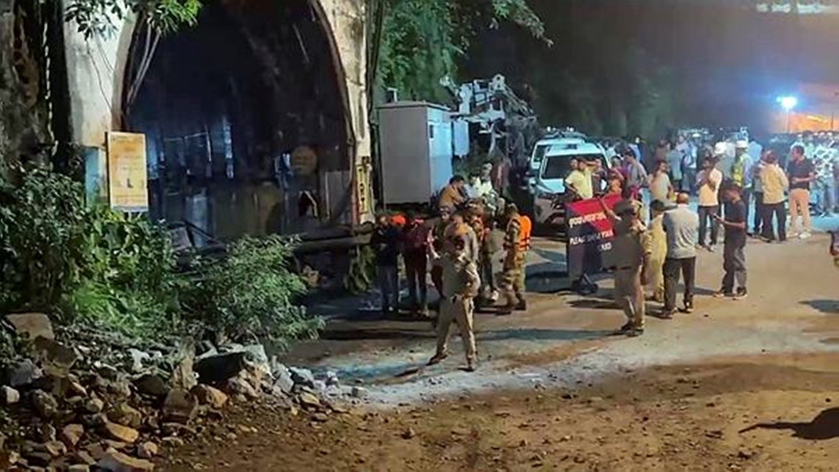 चमोली सुरंग हादसे के बाद रेस्क्यू ऑपरेशन में जुटी टीमें।