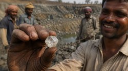 रातों रात चमकी दिहाड़ी मजदूरों की किस्मत, कोयला खदान में खुदाई के वक्त मिला 50 लाख का कीमत हीरा