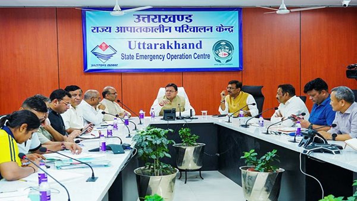 चमोली सुरंग हादसे के बाद रेस्क्यू ऑपरेशन में जुटी टीमें।